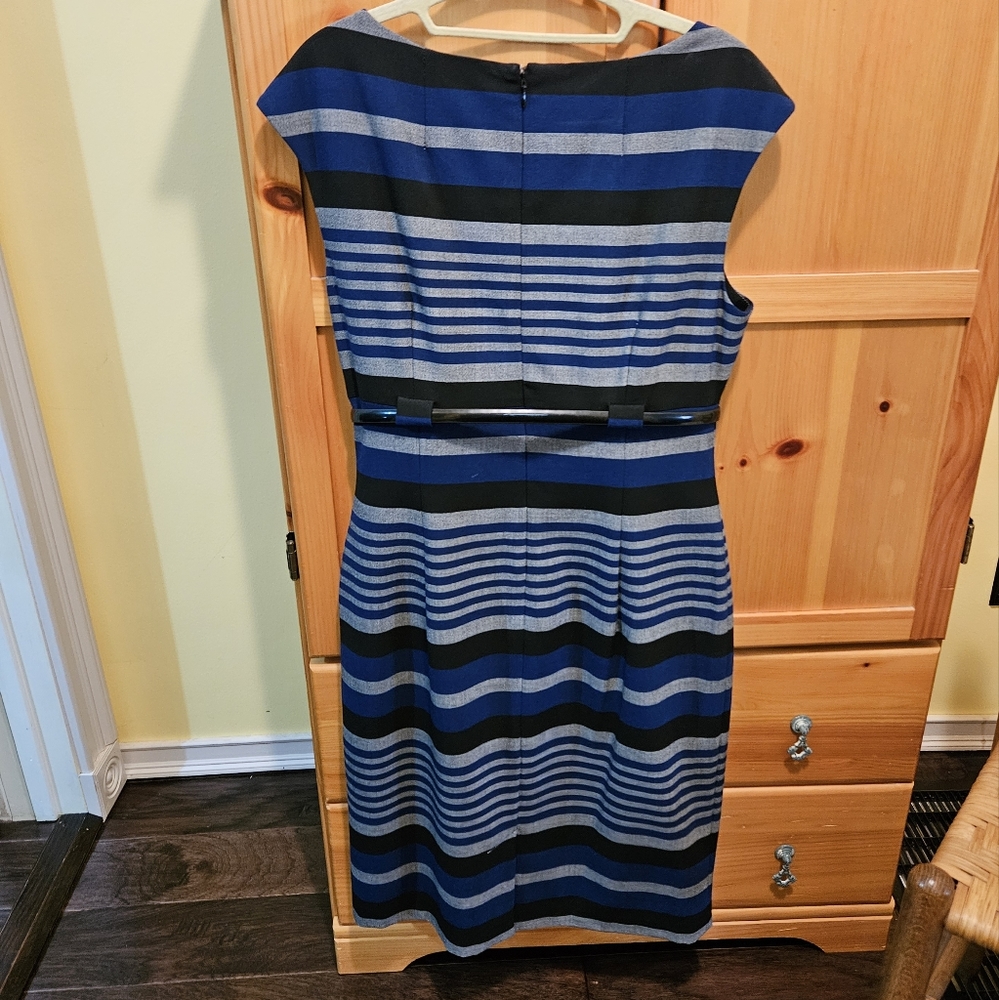 Dress - Picture 4 of 10